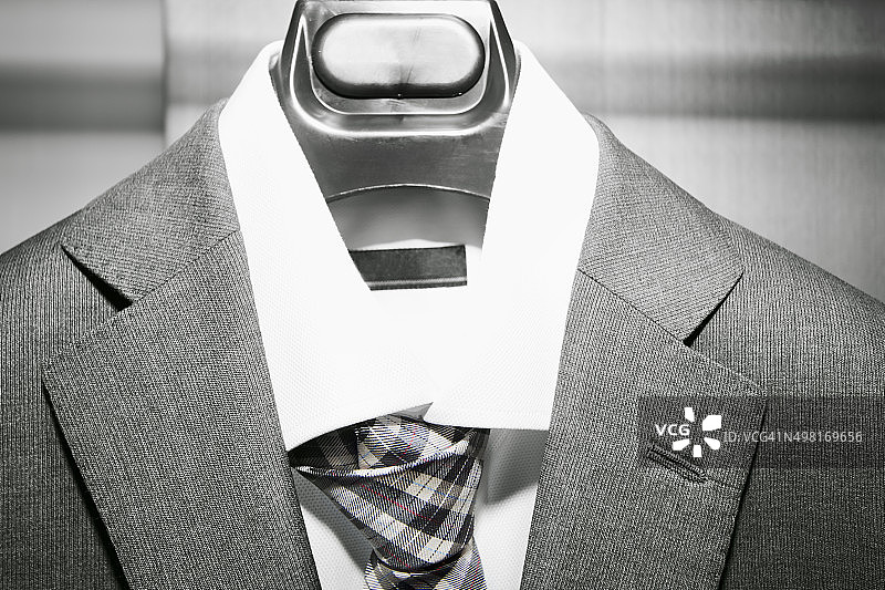 西装、衬衫和领带挂在衣架上。图片素材