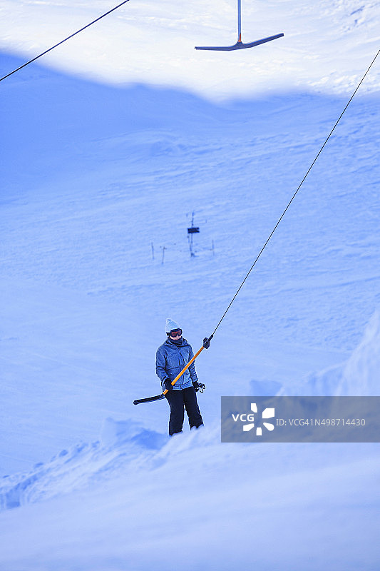 滑雪缆车上的滑雪女孩图片素材