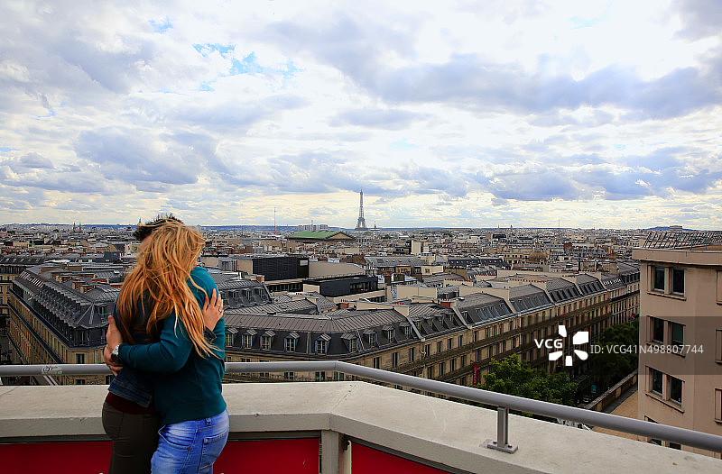 一对拥抱的背景巴黎图片素材