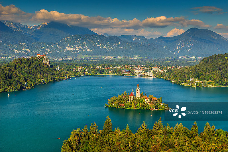 令人惊叹的全景，美丽的云和流血的湖，斯洛文尼亚，欧洲图片素材