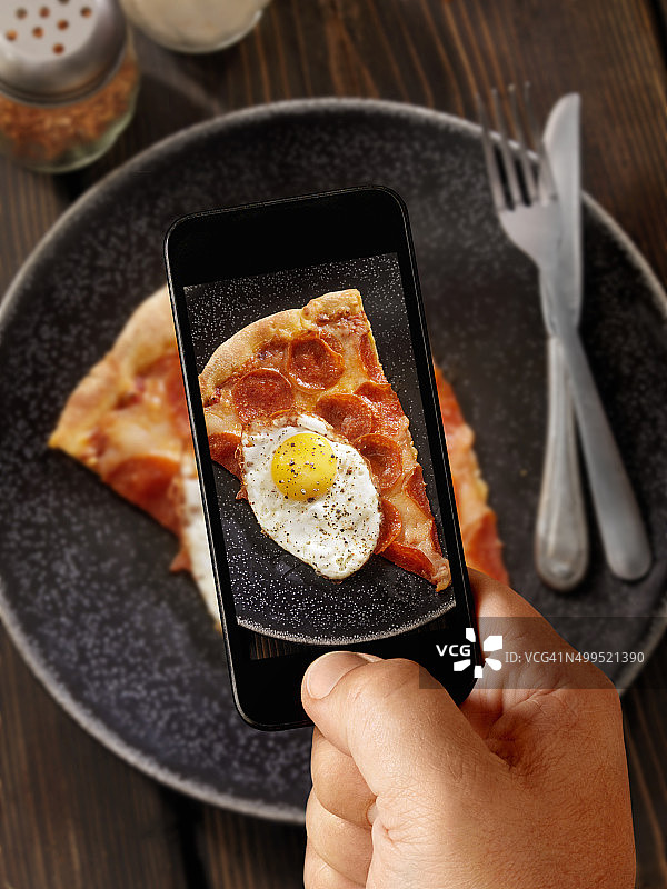 意大利辣香肠披萨和一个煎蛋的移动摄影图片素材