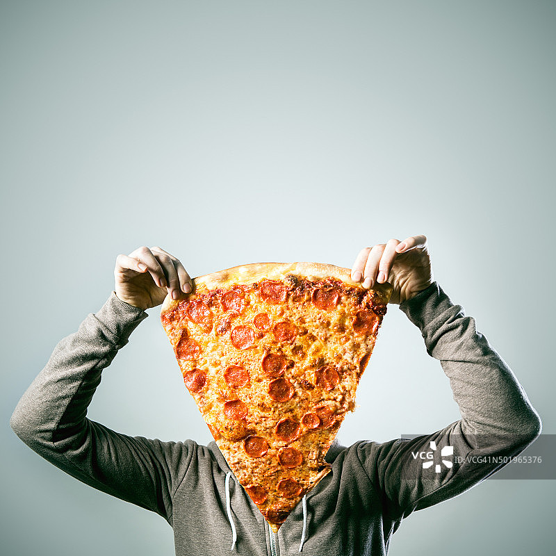 拿着超大披萨的男人图片素材