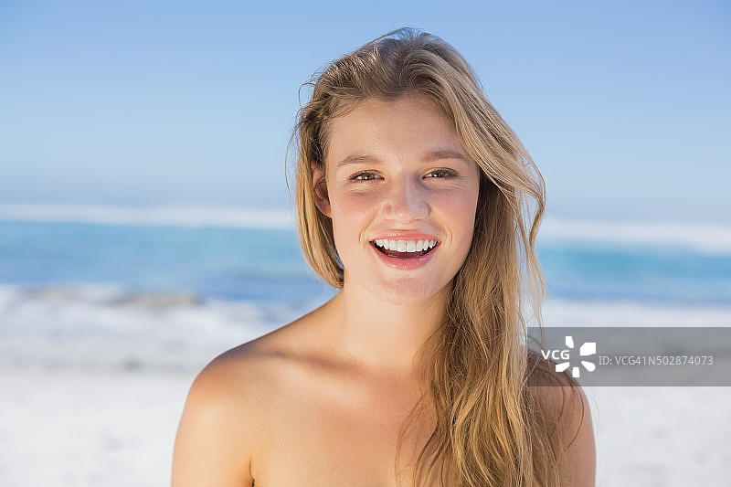 海滩上的金发美女图片素材