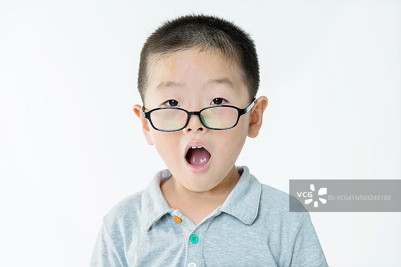戴眼镜的小男孩图片素材