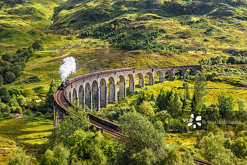 苏格兰的格伦芬南高架桥上有一辆蒸汽火车图片素材