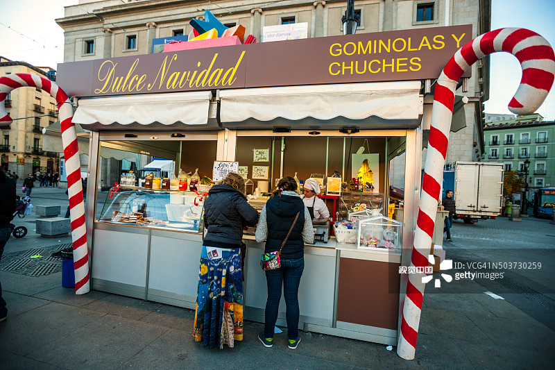 马德里，妇女在甜品亭购买零食图片素材