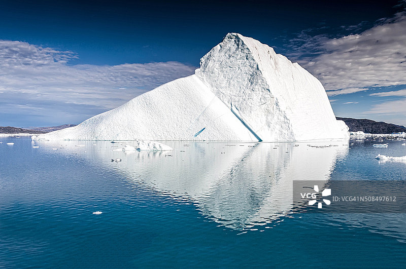 格陵兰岛Eqi冰川附近漂浮着巨大的冰山图片素材