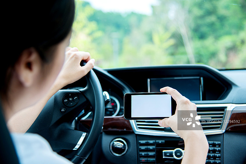 开车时用智能手机的女人图片素材