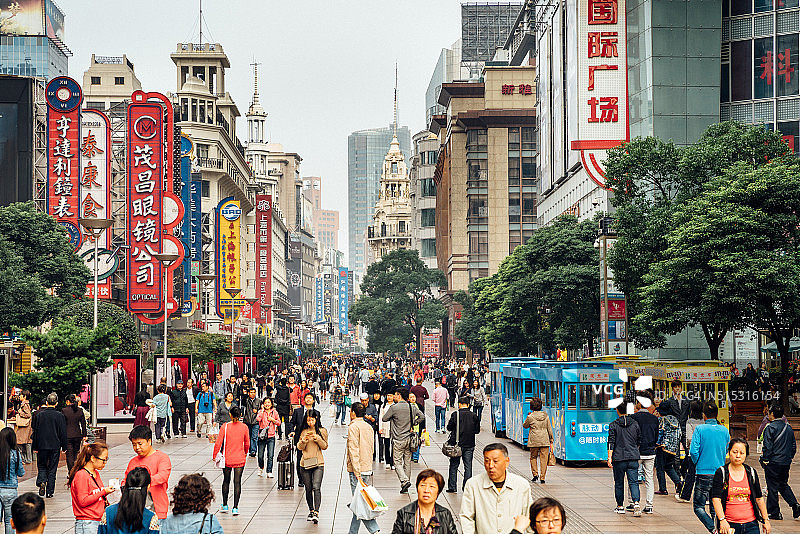 中国上海繁华的商业街图片素材