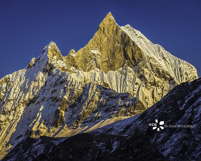 金山日落，雪山尖顶，引人注目的喜马拉雅山尼泊尔顶峰图片素材