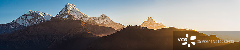 美丽的山黎明金色的光在雪峰全景图片素材
