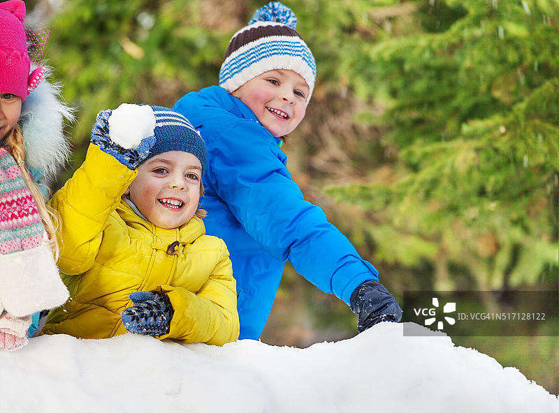 小男孩们在冬季公园里扔雪球图片素材
