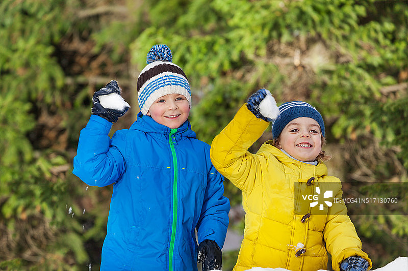 两个小男孩在公园里玩雪球图片素材