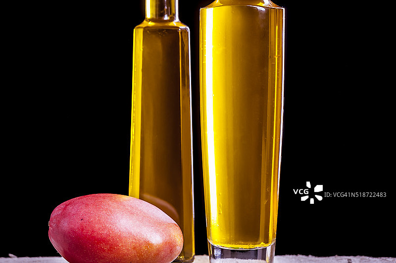 两瓶橄榄油和芒果。地中海的精神。图片素材