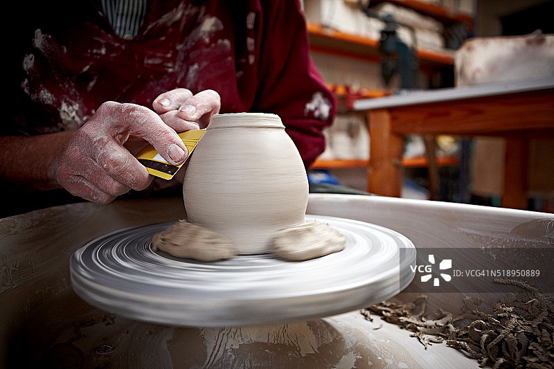 陶工的双手塑造陶罐图片素材