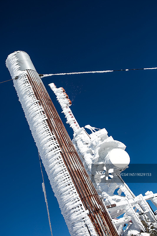 山顶上冻结的通信天线图片素材