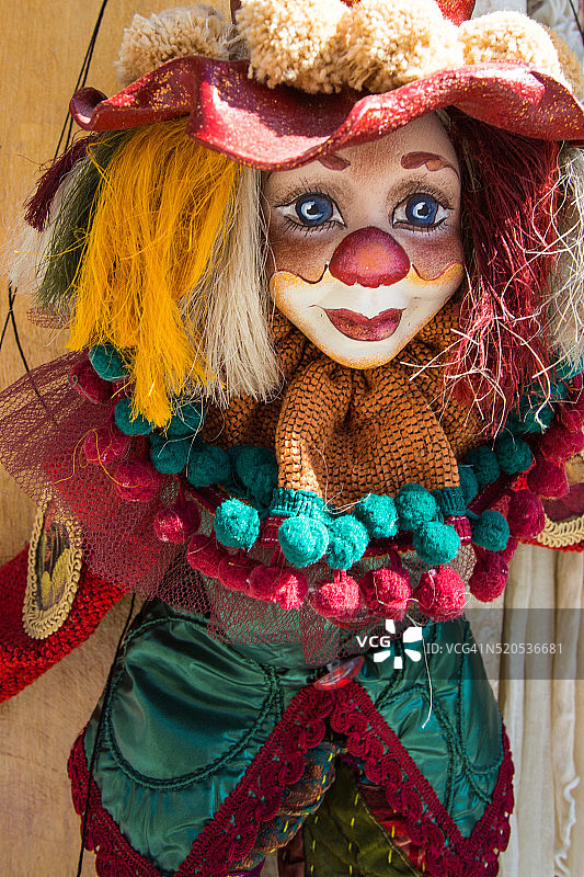 色彩缤纷的小丑穿着衣服图片素材