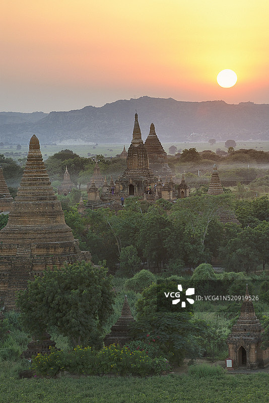 缅甸，蒲甘，从shesandaw塔顶看日落图片素材