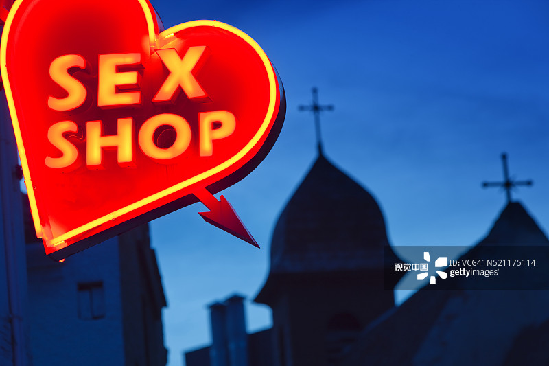 教堂旁边的性商店标志图片素材