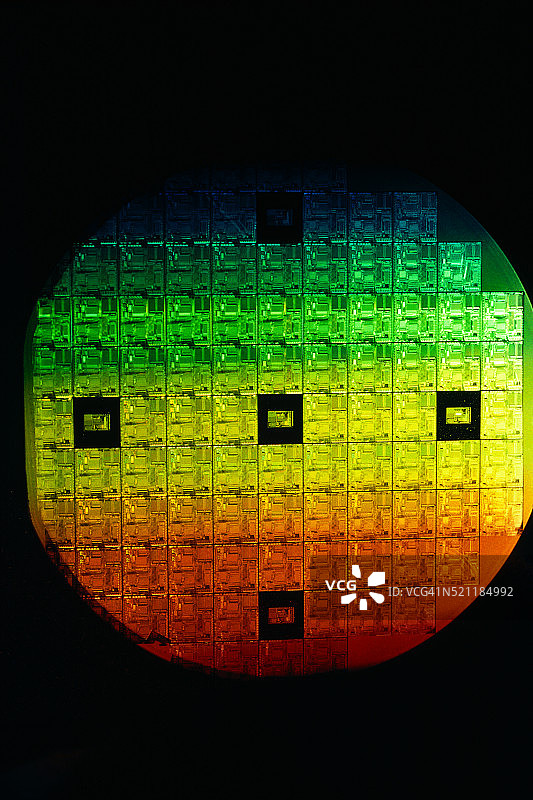 微晶片上的光谱颜色图片素材