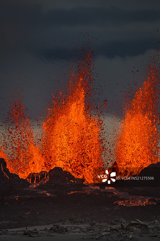冰岛Bardarbunga火山附近的Holuhraun裂缝喷发的熔岩喷泉图片素材