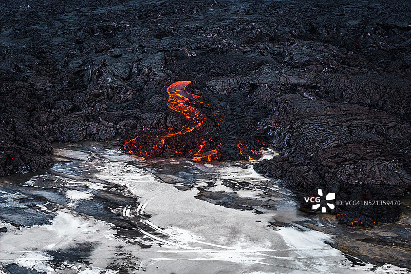 鸟瞰图的热熔岩爬行。冰岛Bardarbunga火山附近Holuhraun火山喷发地点图片素材