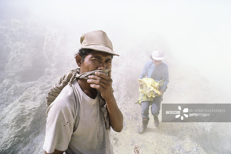 在硫磺矿工作的人图片素材