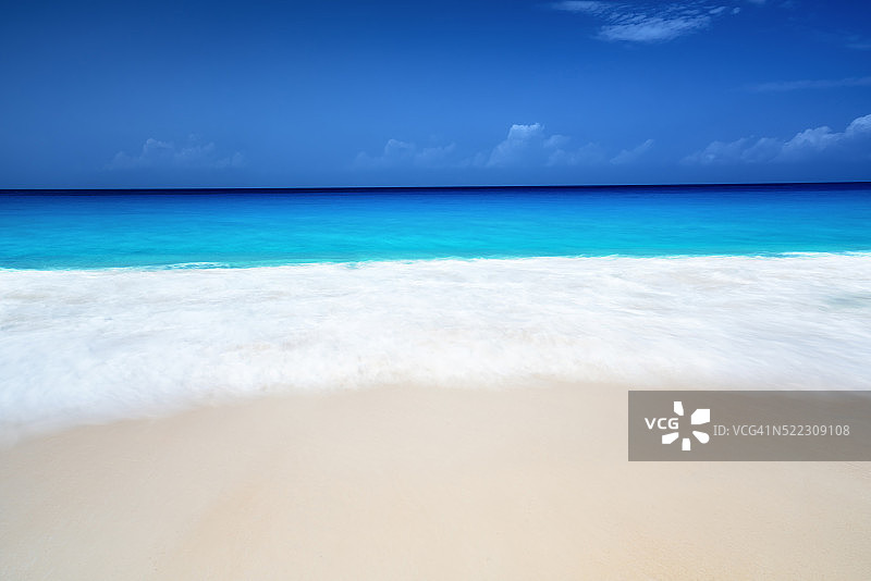 塞舌尔海滩阳光明媚，长时间曝光模糊图片素材