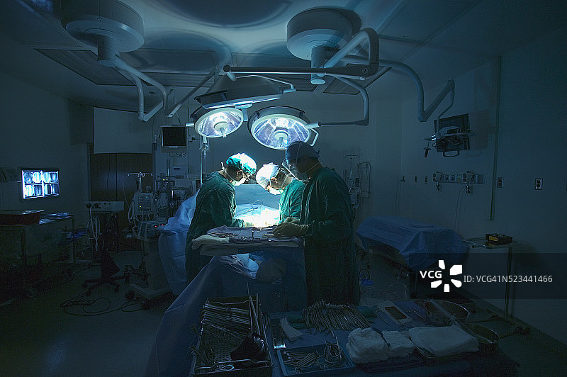 正在进行血管手术的医生，玛莎杰弗逊医院，夏洛茨维尔图片素材