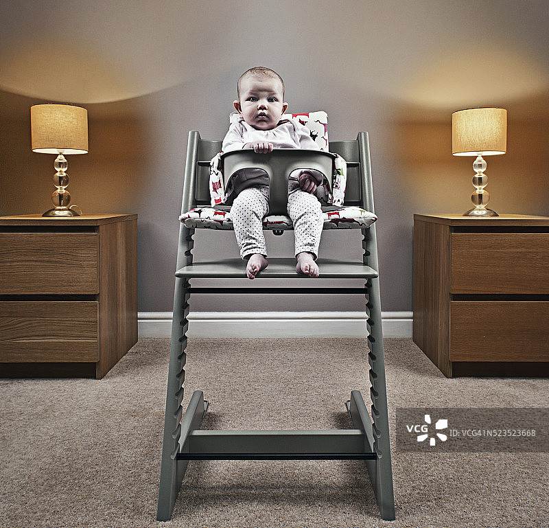 婴儿(1-6个月)在家庭房间的高椅图片素材