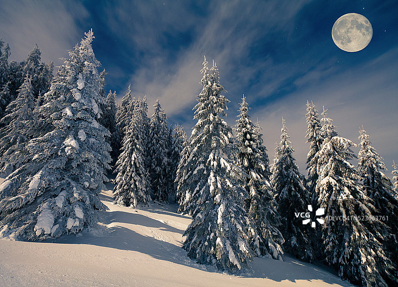 冬天山上美丽的夜景图片素材
