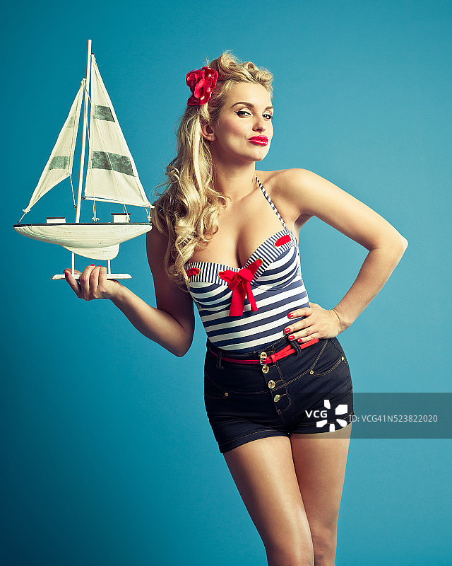 性感女郎风格的水手金发女人的夏季肖像图片素材