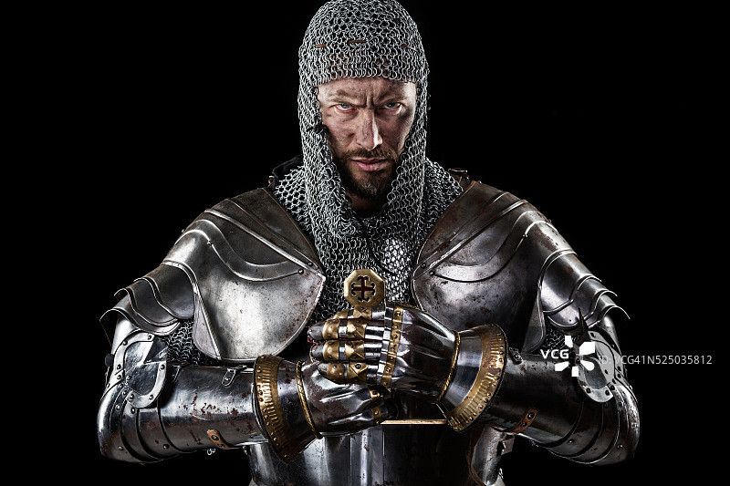 中世纪盔甲和剑的战士图片素材
