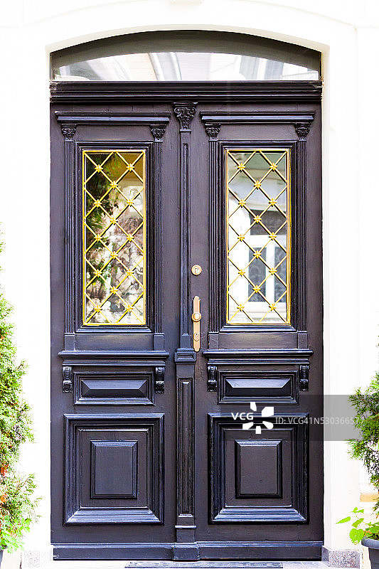 漂亮的老式手工木门和两扇玻璃窗图片素材