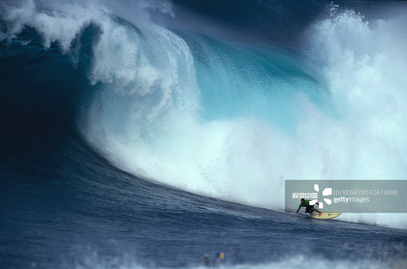 诺亚·约翰逊在威美亚湾冲浪图片素材