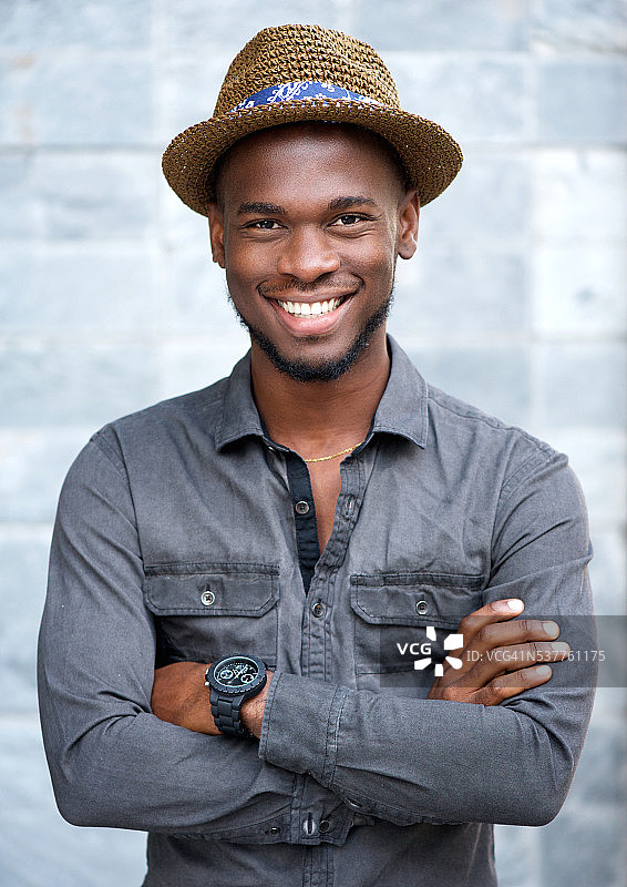 迷人的非洲裔美国人与帽子微笑图片素材