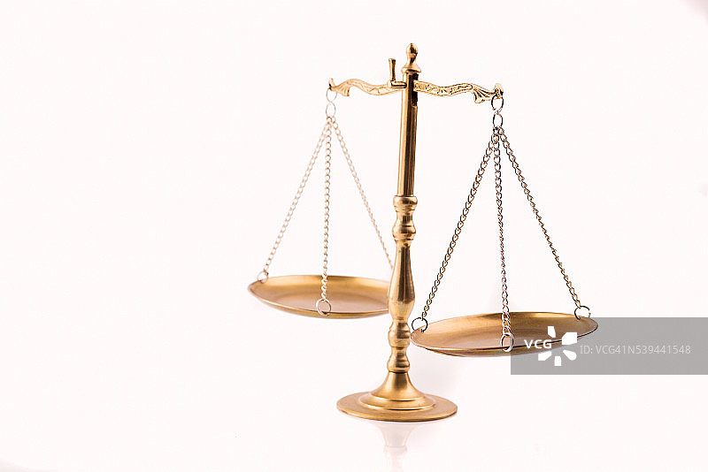 正义的金色天平-法律的象征图片素材