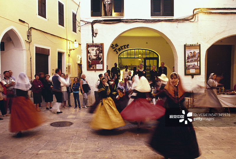 民族舞者在Ciutadella的Ses Voltes街表演图片素材
