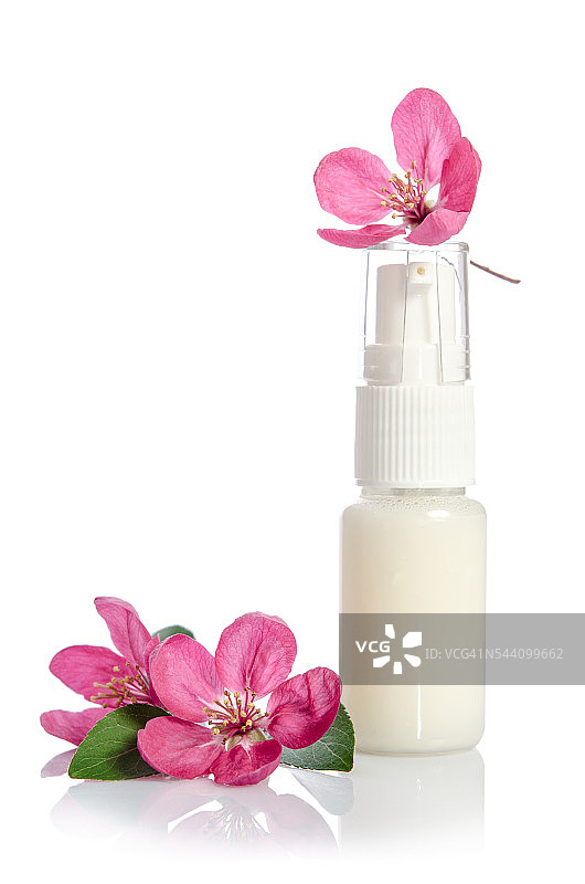 面霜瓶与粉红色的花孤立在白色图片素材