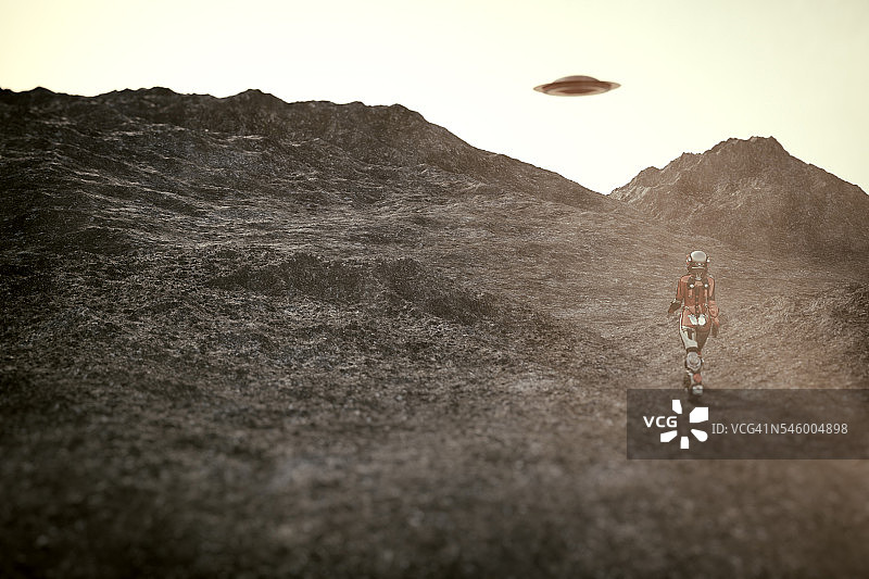 宇航员走向UFO图片素材
