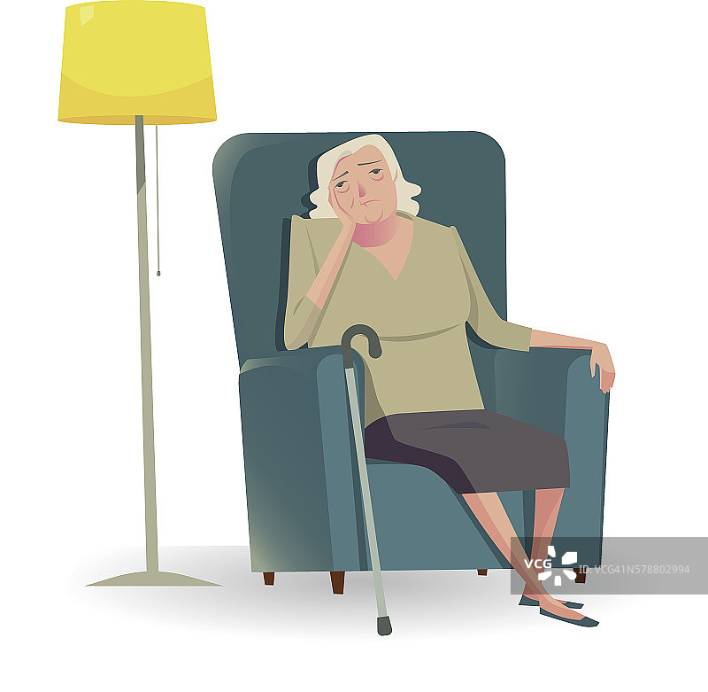 悲伤的老妇人拄着拐杖坐在沙发上。图片素材
