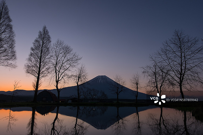 日出时分的富士山和藤本的小湖图片素材