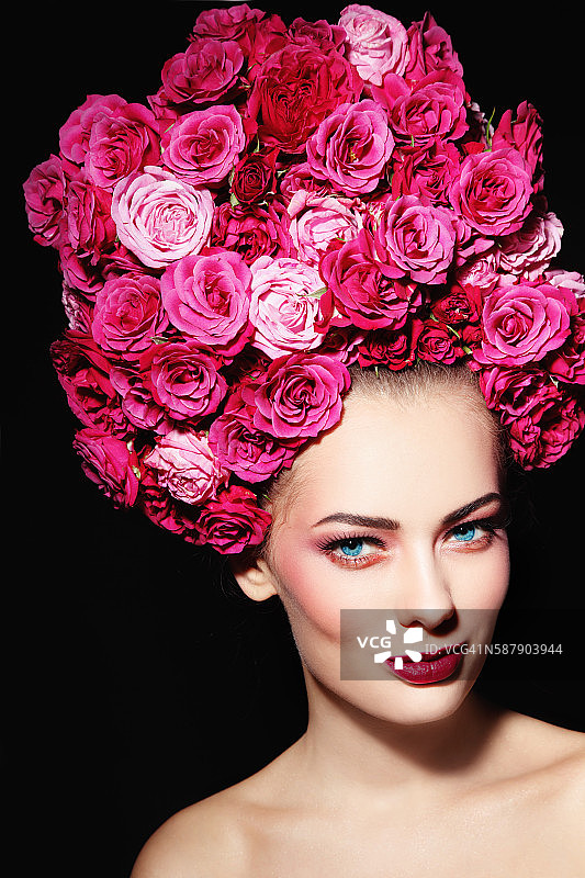 玫瑰假发中的美人图片素材