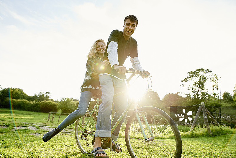 年轻夫妇骑自行车的肖像图片素材