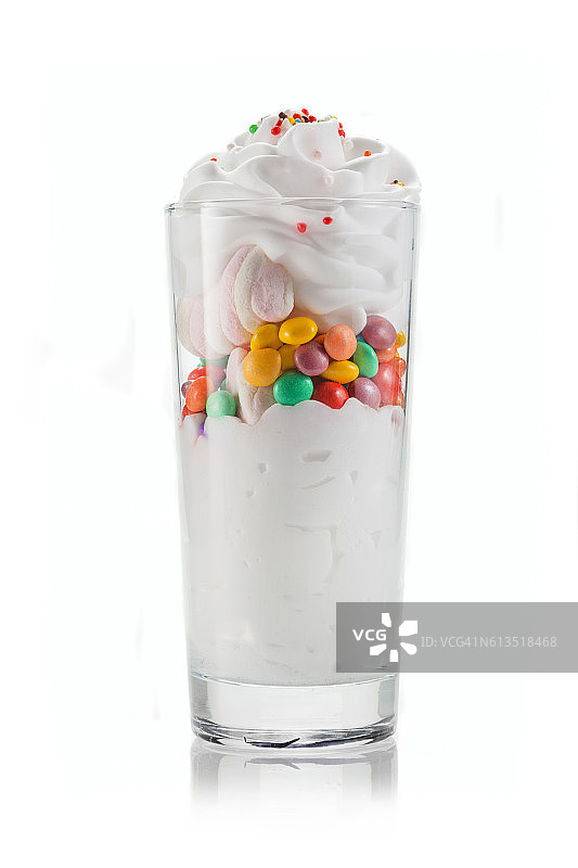 美味的甜点和玻璃杯里的糖果图片素材