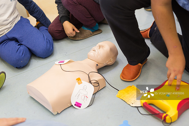 急救复苏过程中使用AED。图片素材