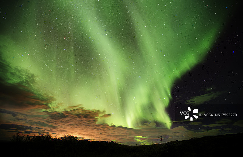 冰岛南部上空的北极光。图片素材