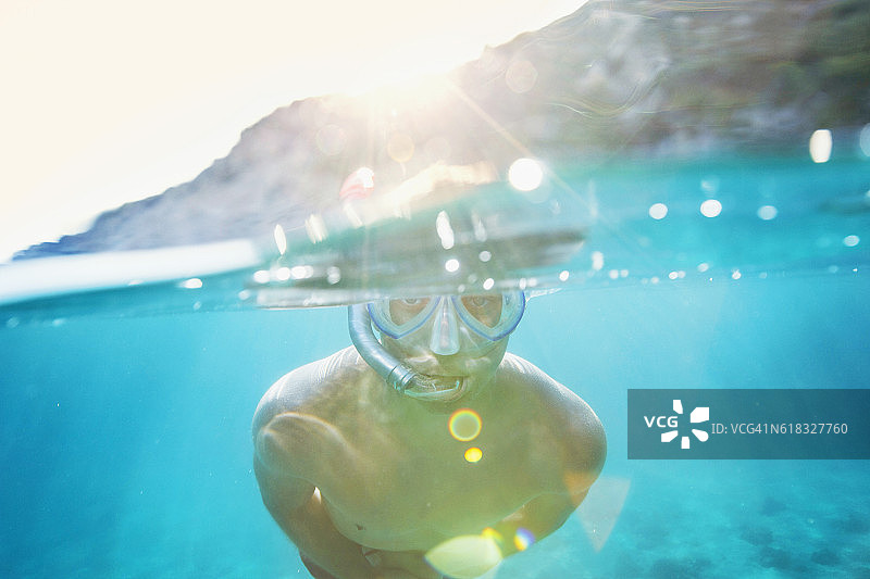 青年浮潜水下潜水冒险半青绿色海水泻湖图片素材