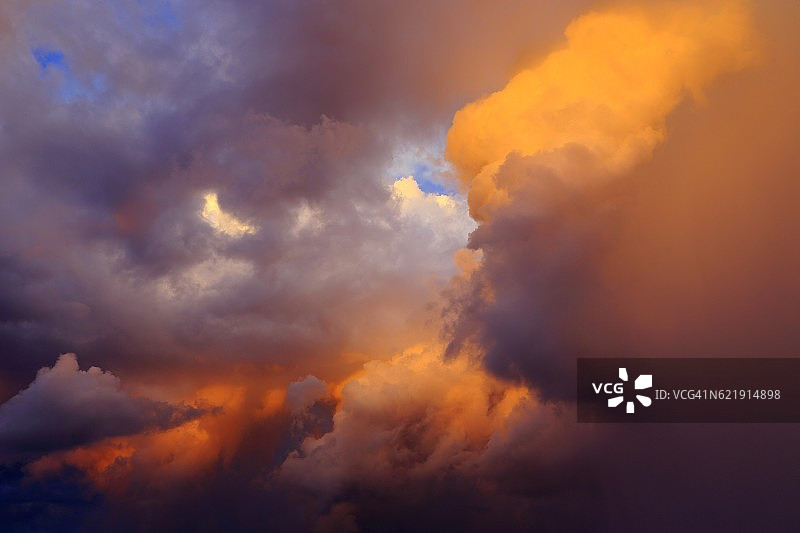 梦幻般的天空云天堂:戏剧性的云景观风暴，令人印象深刻的日落图片素材