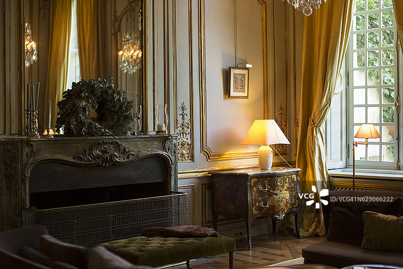 豪华典雅的法式客厅。图片素材